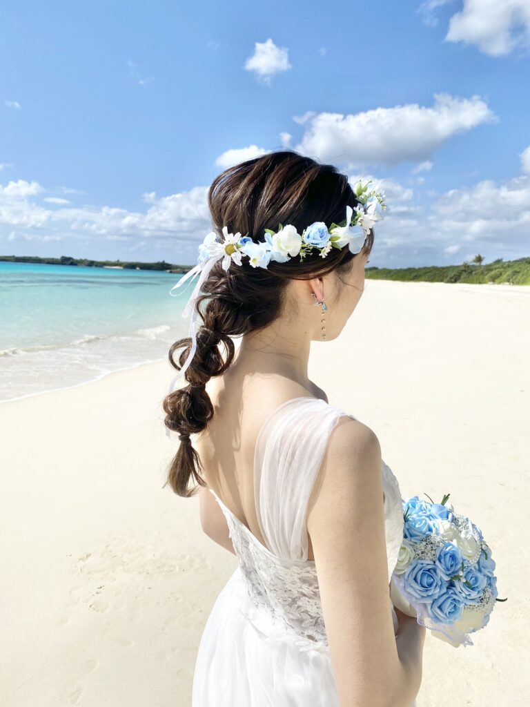 花冠をかぶった花嫁後ろ姿