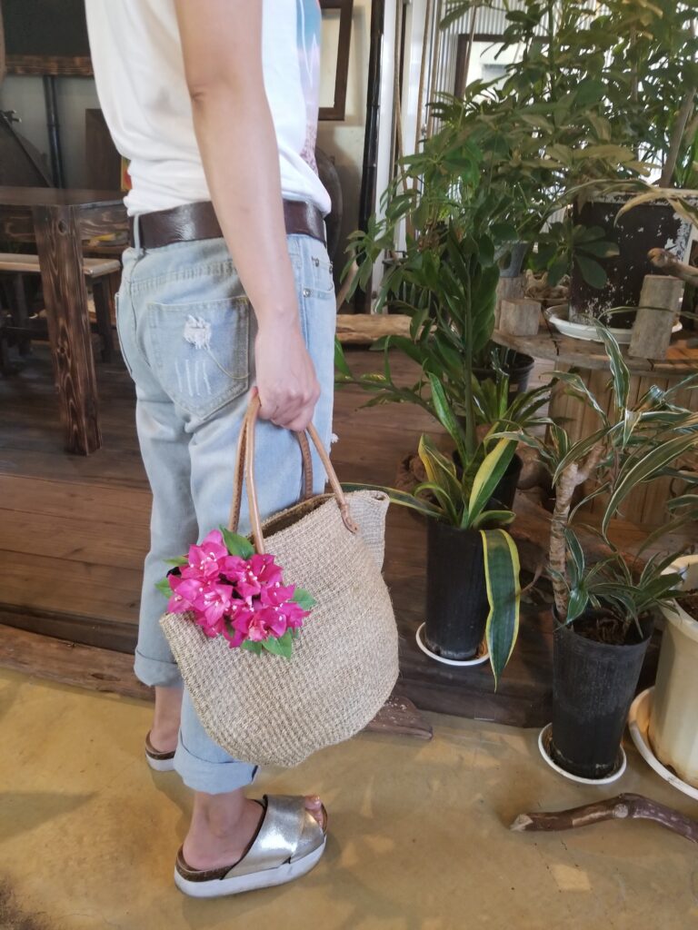 アーティフィシャルフラワーのアレンジメントが付いた鞄