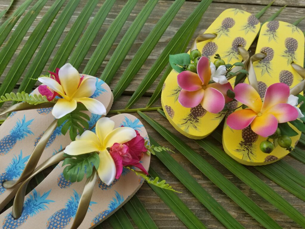 アーティフィシャルフラワーの付いたビーチサンダル