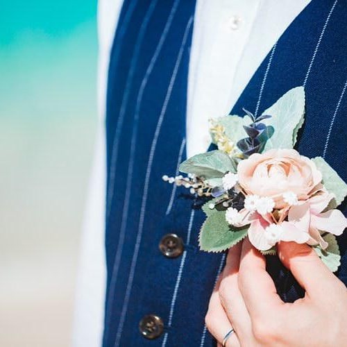 ブートニアを付けた男性の胸元