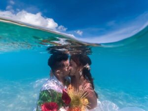 海中でのウエディングブーケを持った新郎新婦