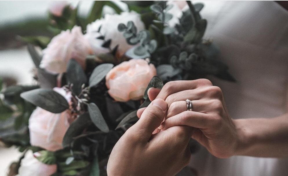 新郎新婦の指輪をした手