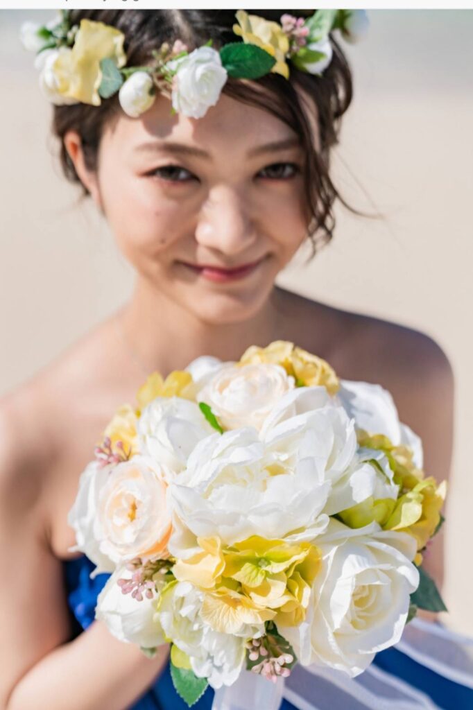 花冠をかぶり、ブーケを持った花嫁