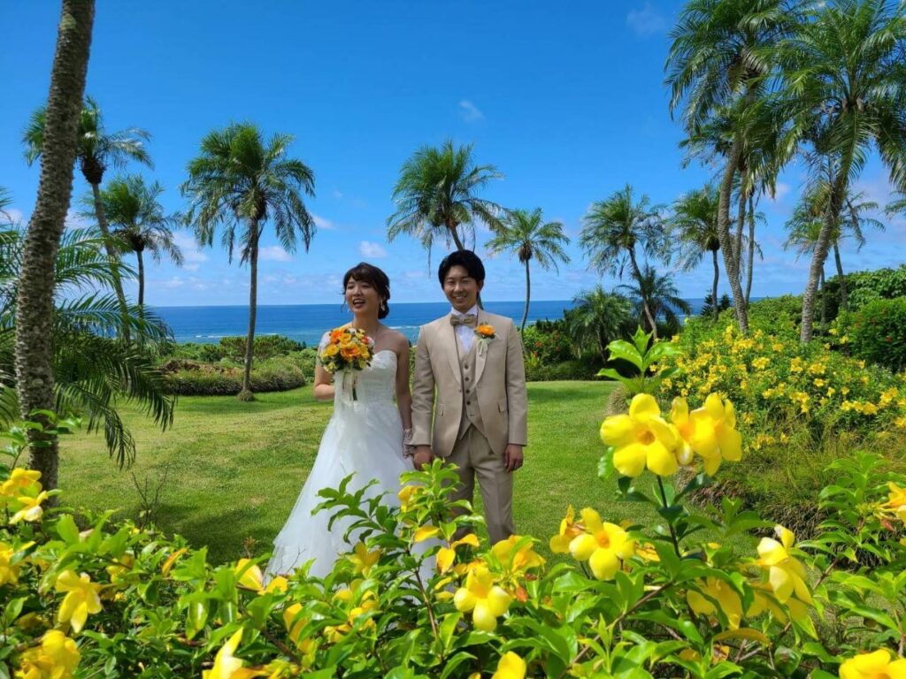 南国リゾートで結婚式をする新郎新婦