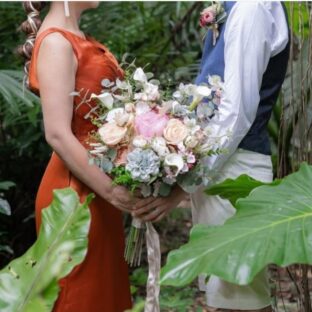 結婚式カラードレスに似合うウエディングブーケ