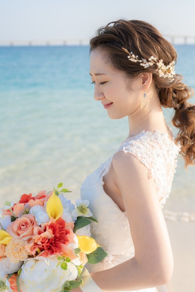 オレンジバラのブーケをもつ花嫁