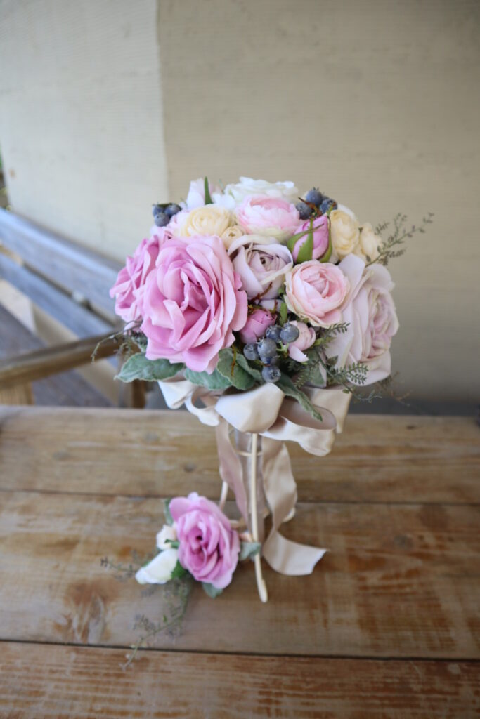 紫のバラのウエディングブーケ