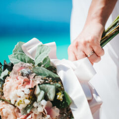 くすみカラーのウエディングブーケ