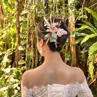 結婚式のヘアースタイルとアクセサリー