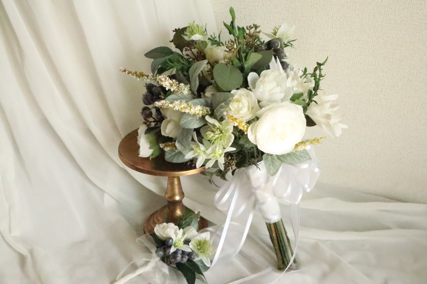 白いウエディングブーケとブートニア