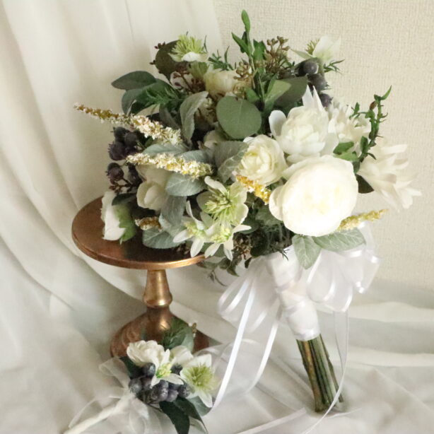 ナチュラルホワイトのクラッチブーケ