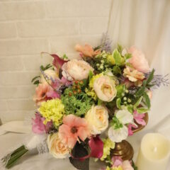 春のふんわりクラッチブーケ